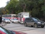 20130930-001 Поворачивающий направо трамвай задел автомашину